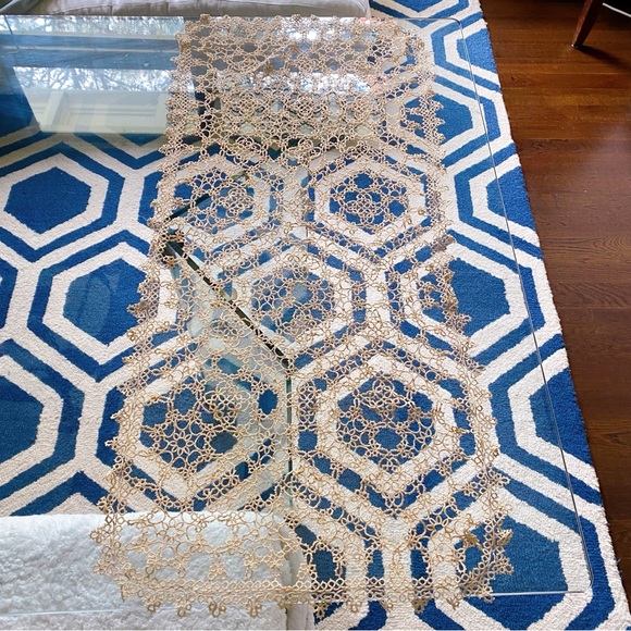 🍽️ VINTAGE TAN HAND MADE CROCHET SMALL TABLE RUNNER! (no accessories) - Picture 3 of 8